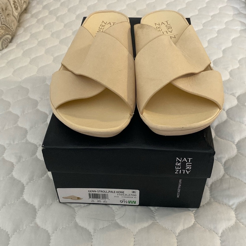 Naturalizer size 9 1/2 wide cream suede slide
